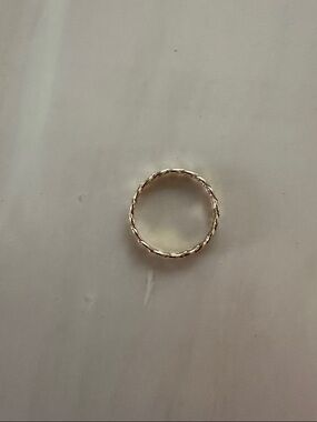 Delicate Twisted Band Ring - gold Tone